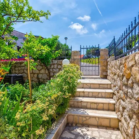 Matea, Guest house
